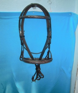 Brida de cuero para caballo, estilo inglés, con cabezada y narigueña ajustables, herrajes en oro rosa, accesorio de equitación antipresión, Kanpur, India. - Product Image 3