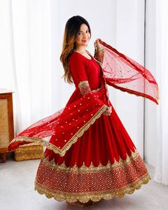 Costume Anarkali traditionnel rouge pour femmes avec dupatta brodée d'or, coupe ample, longueur au sol, style indien pakistanais - Product Image 5