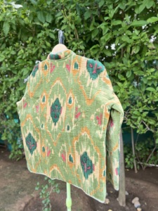 Veste en velours matelassé imprimé en coton de qualité supérieure pour femmes |   Vêtements d'extérieur floraux artisanaux faits à la main |   Boutique de mode de luxe - Product Image 5
