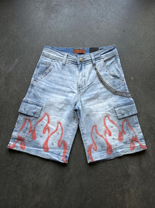 Shorts Bermuda en jean délavé bleu clair pour homme, motif flamme rouge peint, patchwork, déchiré, taille mi-haute, avec chaîne métallique décorative, décontracté, 100% - Product Image 3