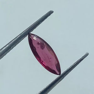 Espinela Natural Roja de Corte Marquesa de Alta Calidad con Cambio de Color para Pulsera, Gema Suelta de 0.59 Quilates - Product Image 1