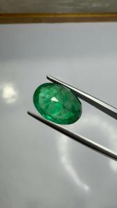 Vente en gros de pierres précieuses naturelles d'émeraude zambienne de 3,38 carats, taille coussin, pierre précieuse verte certifiée pour la fabrication de bijoux fins - Product Image 2