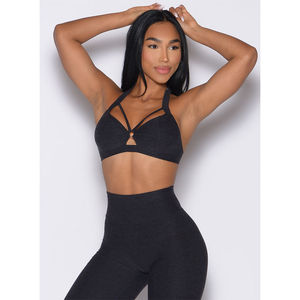 Soutien-gorge de sport pour femme avec logo personnalisé, bordure en fer noir, larges bretelles réglables, style élégant et découpes avant - Product Image 4