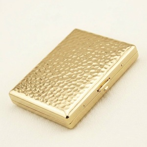 Estuche de cigarrillos de acero inoxidable de diseño estándar para cigarrillos, estuche de bolsillo plateado profesional para cigarros a precio económico. - Product Image 4