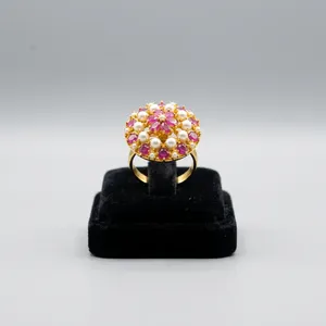 Bague de cocktail en or plaqué avec rubis et perles, bagues de mariage de luxe en perles blanches pour femmes, bijoux de fête d'inspiration vintage, vente en gros - Product Image 2
