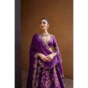 Belles paillettes Zari & Dori Work Lehenga Choli pour les fêtes indiennes et pakistanaises pour les célébrations traditionnelles - Product Image 3