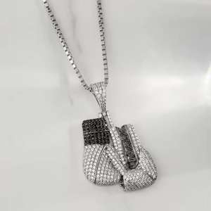 Colgante de Lujo con Diseño de Guantes de Boxeo, Unisex, con Moissanita de Corte Brillante y Engaste de Bisel, Chapado en Plata, Plata 925, Joyería Hip Hop para Fiesta - Product Image 3