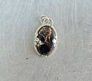 Colgante Ovalado Vintage Hecho a Mano con Turquesa Negra, Plata de Ley 925 Chapada en Oro, Joyería con Piedras Preciosas Naturales, Elegante Regalo para Mujer - Product Image 1
