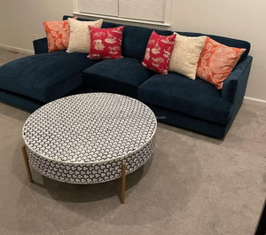 Consola con incrustaciones de hueso Hermosos muebles de mesa de centro con incrustaciones de hueso de la India Otomanos de nácar de lujo a la venta a granel - Product Image 1