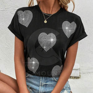 Brilla sin esfuerzo con esta camiseta brillante con pedrería para uso casual o de fiesta. - Product Image 6