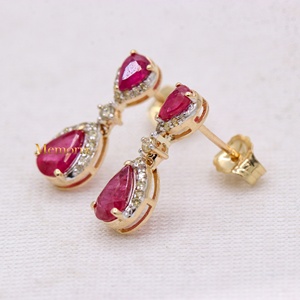 Boucles d'oreilles pendantes en or jaune massif 14 carats avec double perle de rubis naturel et halo de diamants, bijoux fins, Memoria Jewels - Product Image 5