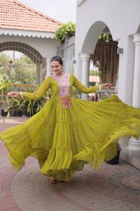 Robe longue élégante en soie pour femme, style indien Navratri, avec travail de miroirs et bordure en dentelle, style indien pakistanais, pour les occasions spéciales. - Product Image 4