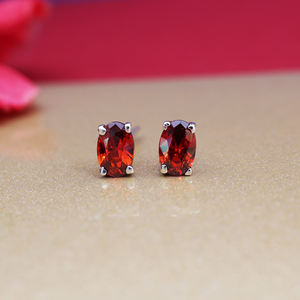 Pendientes de granate rojo hechos a mano por un diseñador, joyería de plata de ley 925 para mujeres y niñas, para usar en bodas y fiestas. - Product Image 3