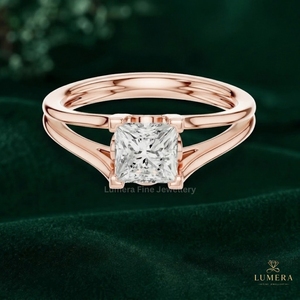 Anillo de compromiso con diamante de corte radiante, engaste solitario de cuatro puntas en oro macizo, banda de hombro con pavé, joyería nupcial de lujo personalizada - Product Image 2