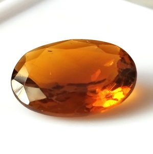 Tourmaline orange naturelle facettée de 4,85 carats, taille ovale, provenant de Zambie, avec un feu et un jeu de couleurs exceptionnels, pierre précieuse non montée - Product Image 4