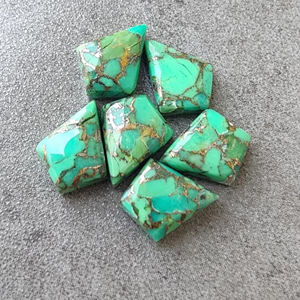 Turquesa Verde Natural AAA+ en Forma de Cometa, Cabujón Calibrado, Gema para Joyería, Disponible en Todos los Tamaños - Product Image 1