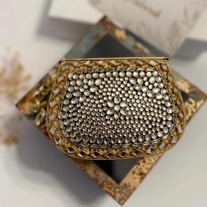 Bolso de hombro bohemio hecho a mano con cuentas de resina pintadas a mano y cadena, bolso de mano metálico para la noche. - Product Image 2