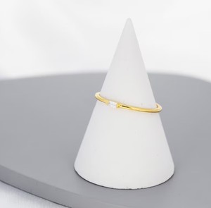 Anillo Minimalista de Plata de Ley con Circonita Cúbica en Forma de Baguette, en Plata o Oro - Product Image 3