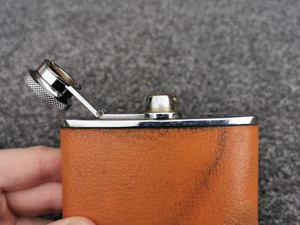 กระติกน้ำหนังหุ้มหนัง ดีไซน์ทันสมัย ทำจากโลหะ เหมาะสำหรับใส่เหล้าวิสกี้ ใช้ได้ทั้งกิจกรรมกลางแจ้ง และใช้เป็นภาชนะบรรจุน้ำฉุกเฉินในปริมาณน้อย - Product Image 2