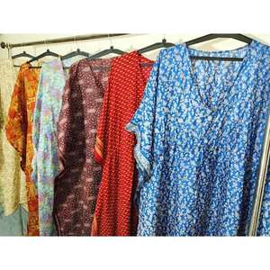 Kaftan en soie à motifs floraux pour femmes, vêtements élégants pour les stations balnéaires, paréos de bain, artisanat ethnique, modèle ETH-261, fabriqué en Inde - Product Image 5