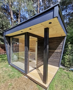 ซาวน่ากลางแจ้งทรงโมเดิร์นแบบมุมฉาก รุ่น Senxing Sx548 โครงเหล็กสีดำ ผนังกระจกสูงจากพื้นจรดเพดาน ลานไม้ ระบบเผาไม้ เป็นมิตรกับสิ่งแวดล้อม - Product Image 1