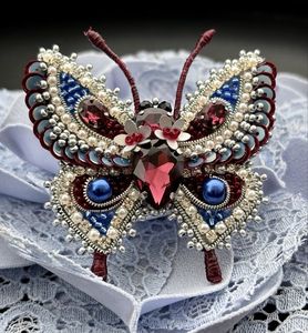 Broche de Arte Textil de Lujo MD HANDICRAFTS con Bordado a Mano y Cuentas de Vidrio de Primera Calidad para Bodas - Product Image 2