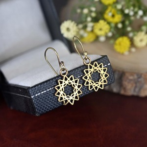 Boucles d'oreilles en laiton de la série exclusive Metal Craft, design rare, finition lisse, prix d'usine en gros, articles d'artisanat métallique - Product Image 6