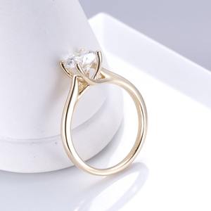 Anillo de compromiso y aniversario de alta demanda con diamantes talla pera en forma de V, anillo apilable curvo de media eternidad con moissanita. - Product Image 4