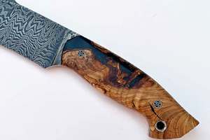 Cuchillo utilitario de hoja fija de acero de Damasco hecho a mano con mango de madera y resina, herramienta EDC tipo patita de oveja - Product Image 3