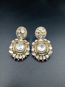 ต่างหูแบบติดหูทรงดอกไม้คลาสสิกจาก Amaira Jewels ดีไซน์หรูหรา ทำจากเงินแท้ ชุบทอง 22K ผลิตด้วยมือ สำหรับผู้หญิง สีเขียว เหมาะสำหรับงานแต่งงาน - Product Image 4