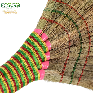 Escoba de Hierba Natural 100% Hecha a Mano con Cerdas Suaves, Mango de Madera Ecológico y Duradero Eco2go Vietnam para Limpieza del Hogar - Product Image 2