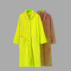 Peignoir en coton style hôtelier avec logo brodé personnalisé – Douceur enveloppante pour le confort en salle de bain - Product Image 5