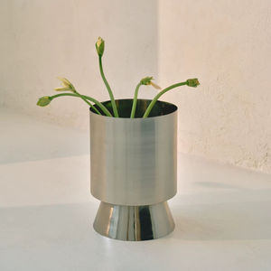 Maceta Metálica Premium para Jardinería Interior y Exterior con un Aspecto Decorativo Moderno - Product Image 1