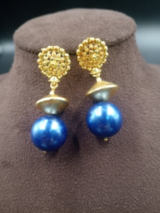 Boucles d'oreilles pendantes en laiton plaqué or Amaira Jewels, serties de perles naturelles, style vintage, pour femmes, occasions spéciales - Product Image 1