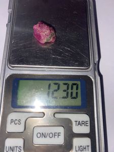 พลอยทับทิมดิบธรรมชาติจากเคนยา เหมืองเฟโมส จอห์น โซล น้ำหนัก 12.30 กะรัต - Product Image 5