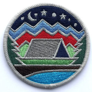 Insignias Bordadas Personalizadas con Logotipo, Precio de Fábrica, OEM Disponible, Venta al Por Mayor, Nuevo Diseño, Bordado a Mano, Termoadhesivas, en Tela - Product Image 1