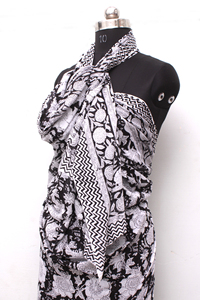 Elegante Pareo de Algodón con Estampado Floral Monocromático |   Pareo de Playa Sostenible Hecho a Mano |   Chal de Verano Versátil Estilo Boho. - Product Image 2