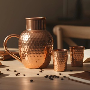 Ensemble pichet et verres à eau en cuivre pur martelé artisanal de qualité supérieure – Carafe en cuivre massif artisanal avec tasses assorties – Ayurvédique - Product Image 1