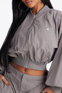 Ensemble veste courte imperméable et pantalon large pour femme, coupe-vent léger personnalisable avec logo, survêtement en nylon athleisure - Product Image 2