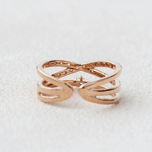 แหวนทองคำ 14K โรสโกลด์ ประดับเพชรแล็บโกรว์แบบไขว้ - Product Image 5
