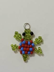Porte-clés brodé artisanal avec des perles colorées et un design élégant, fabrication détaillée - Product Image 4