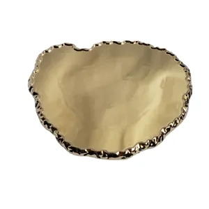 Bandeja de Servir de Metal Dorado Irregular de Lujo, Plato Decorativo con Borde Orgánico Hecho a Mano para Bodas, Hoteles, Restaurantes y Hogar - Product Image 1