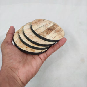 Elegantes posavasos cuadrados de madera con incrustaciones de resina, de alto brillo, resistentes al calor, ecológicos, para decoración diaria de la mesa del hogar, disponibles desde India. - Product Image 1