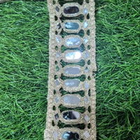 Dentelle de haute qualité, brodée à la main, avec des miroirs, pour la décoration de robes, de saris et de vêtements.