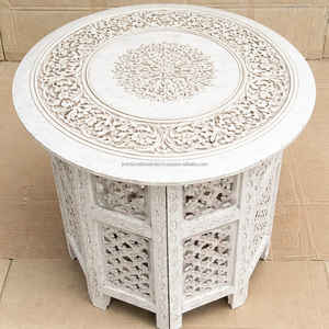 Table basse pliante en bois de manguier antique contemporaine gravée à la main en Inde pour salon - Product Image 1