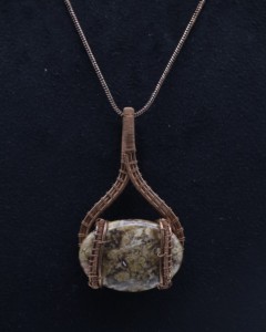 Collier en agate naturelle avec pendentif enroulé de fil de cuivre |   Collier artisanal bohème en pierres précieuses - Product Image 3
