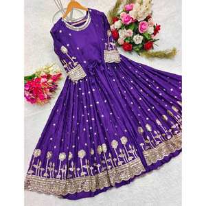 Robe de soirée de créateur pour les fêtes avec un travail de broderie élégant en sequins - Product Image 2