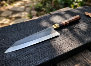 Couteau de chef en acier carbone forgé à la main, manche en bois, finition satinée, style japonais, lame tranchante comme un rasoir, fabricant de couteaux de cuisine - Product Image 2