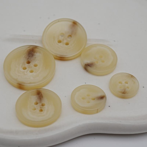 Hebilla de Cuerno Artesanal de Alta Calidad con Cuatro Agujeros, Patrón de Cuerno de Color Natural, Rectangular Mate, Estilo Casual, Ecológica - Product Image 1