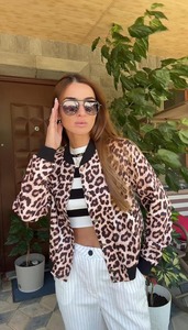 Veste universitaire personnalisée pour femmes, légère, streetwear, fabricant haut de gamme, production en gros - Product Image 2